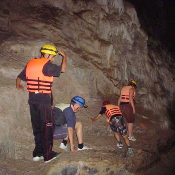 Practicar rappel dentro de las Grutas de la Estrella 